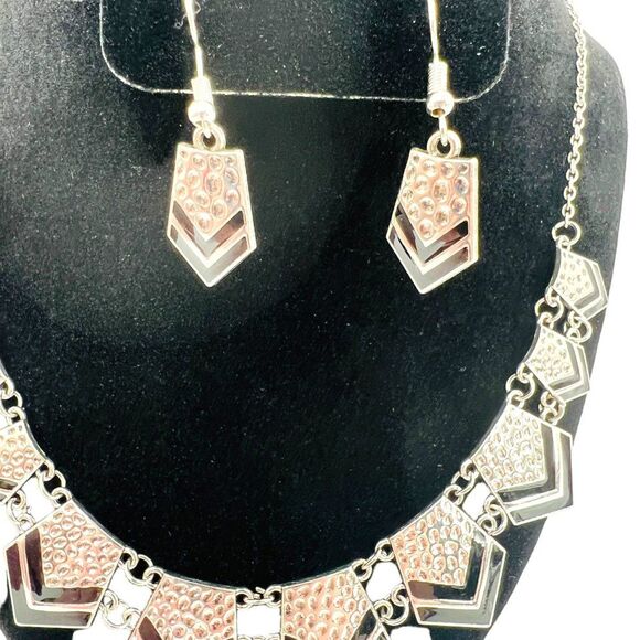 Hammered Silver-Tone Geometric Black Striped Necklace & Earring Set - Picture 6 of 14